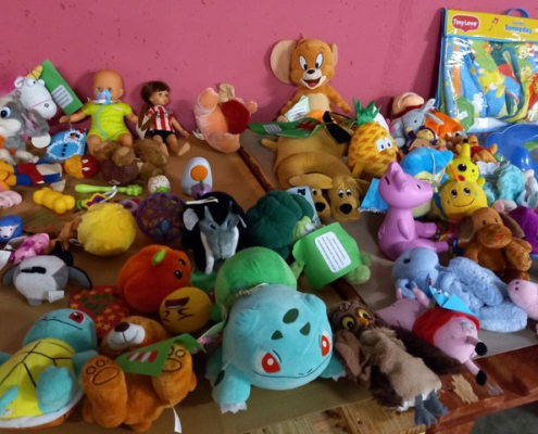 Profesionales-y-voluntarios-del-Hospital-San-Juan-de-Dios-de-Santurtzi-donan-y-reparten-juguetes-y-ropa-para-familias-de-ingresos-reducidos-1