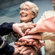 older-people-connecting-hands – copia Formarse para cuidar mejor