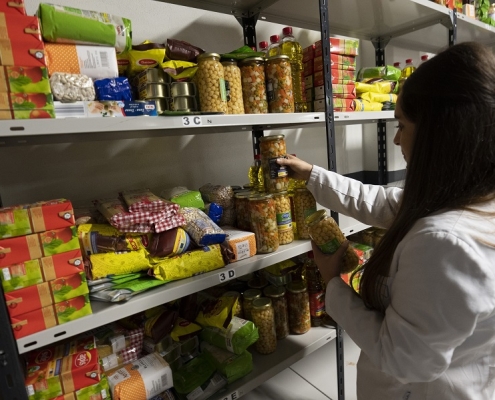 Trabajadora social prepara los alimentos a repartir en el Hospital San Juan de Dios de Santurtzi