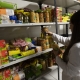 Trabajadora social prepara los alimentos a repartir en el Hospital San Juan de Dios de Santurtzi