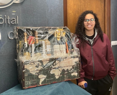 Entregada la cesta de Navidad a la ganadora del sorteo